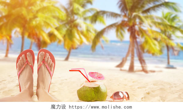 夏天炎热三亚沙滩休闲时刻度假的红色拖鞋特写